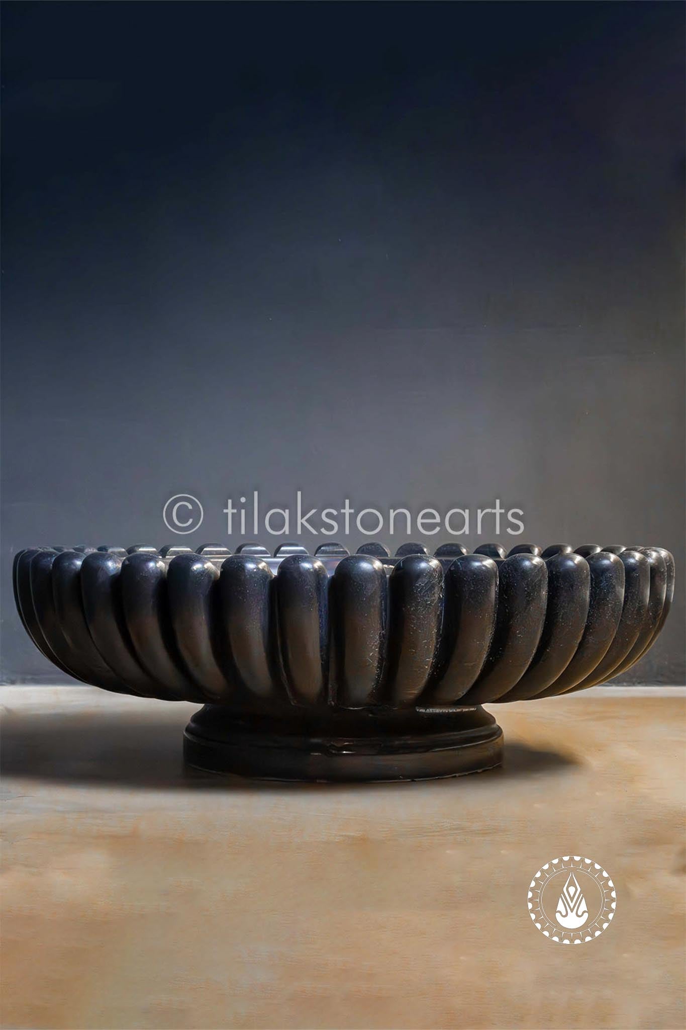 Urli 18" | Mid Night Black Stone